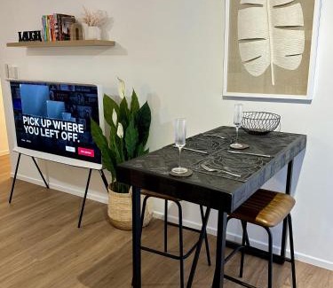 Edge Hill Apartamento | Luxe Palm Studio Villa - In the heart of Edge Hill