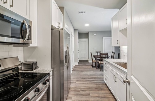 Macon Apartamento | Luxe Park 1117 | 2 Bd Apt | Pool, Gym & Parking