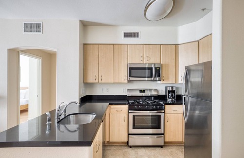 Playa Del Rey Apartamento | Luxe Playa Del Rey 2BR w/ Pool, Spa & Gym, nr Playa Beach, by Blueground
