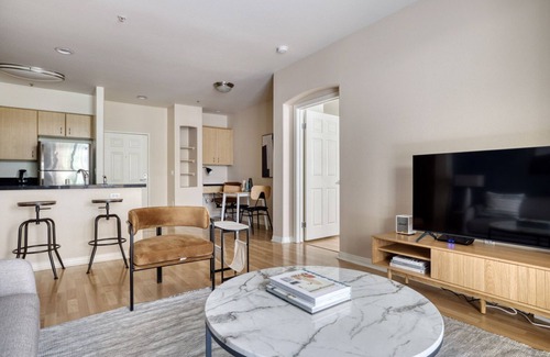 Playa Del Rey Apartamento | Luxe Playa Del Rey 2BR w/ Pool, Spa & Gym, nr Playa Beach, by Blueground