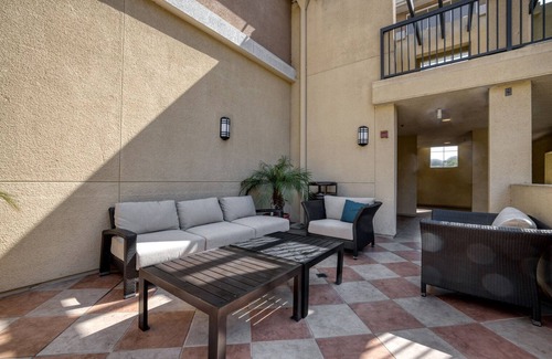 Playa Del Rey Apartamento | Luxe Playa Del Rey 2BR w/ Pool, Spa & Gym, nr Playa Beach, by Blueground