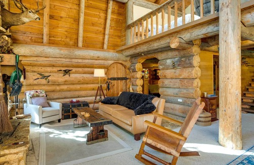 Greenbank Cabina | Luxe PNW Log Cabin w/ Fireplace & Waterfront Deck