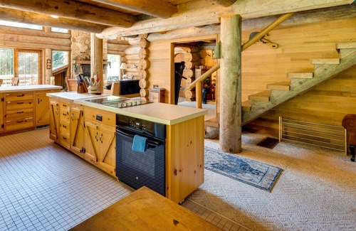 Greenbank Cabina | Luxe PNW Log Cabin w/ Fireplace & Waterfront Deck