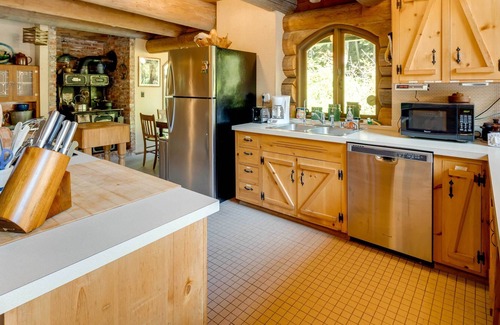 Greenbank Cabina | Luxe PNW Log Cabin w/ Fireplace & Waterfront Deck