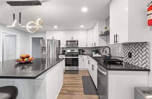 Cleveland Casa | LUXE, Pool Table, Movie Room, Family Fun, King