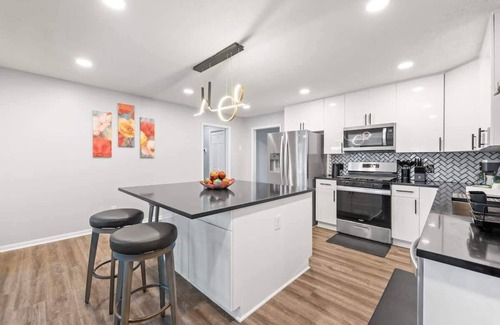 Cleveland Casa | LUXE, Pool Table, Movie Room, Family Fun, King