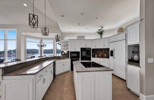 Arley Casa | Luxe Private Lakefront Getaway on Smith Lake!