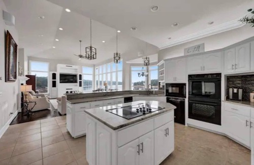 Arley Casa | Luxe Private Lakefront Getaway on Smith Lake!