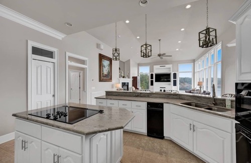 Arley Casa | Luxe Private Lakefront Getaway on Smith Lake!