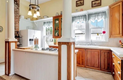 Hemphill Casa | Luxe Private Room in Historic Home Near Lake!