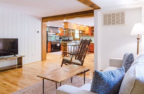 Quechee Cabina | Luxe Quechee home on quiet road - chef’s kitchen, two-car garage, screened porch
