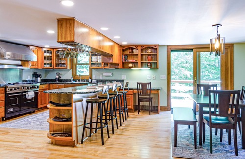 Quechee Cabina | Luxe Quechee home on quiet road - chef’s kitchen, two-car garage, screened porch