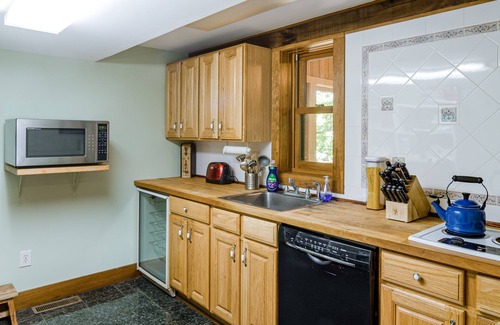 Quechee Cabina | Luxe Quechee home on quiet road - chef’s kitchen, two-car garage, screened porch