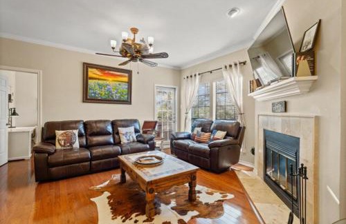 North University Apartamento | Luxe Ranch Home 2BR2BA on UT, Perfect for Formula 1 & Football