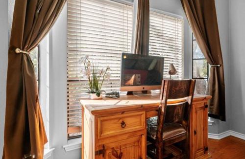 North University Apartamento | Luxe Ranch Home 2BR2BA on UT, Perfect for Formula 1 & Football