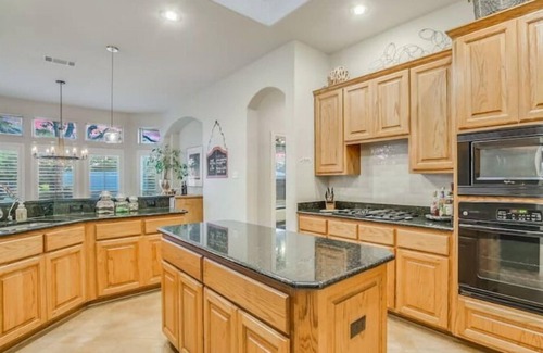 Cedar Park Casa | Lujo con ambiente ranchero. Piscina, piano, y comunidad aeroportuaria privada.