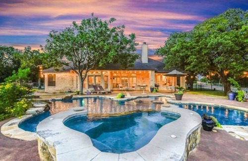 Cedar Park Casa | Lujo con ambiente ranchero. Piscina, piano, y comunidad aeroportuaria privada.