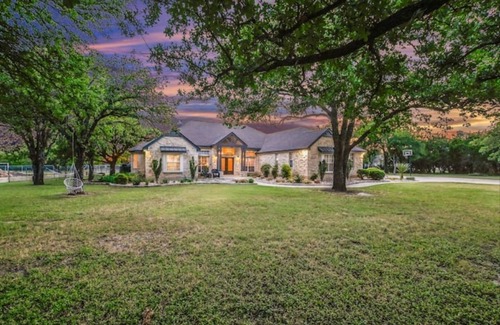 Cedar Park Casa | Lujo con ambiente ranchero. Piscina, piano, y comunidad aeroportuaria privada.