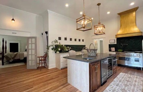 Tupelo Casa | LUXE Remodel Historic 1 BR in PERFECT location