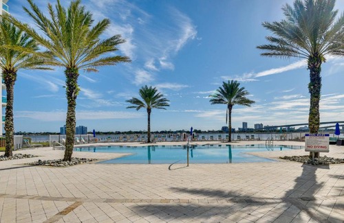 Kingston Apartamento | Luxe Resort Condo - 2 Mi to Daytona Beach!