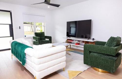 Windsor Park Casa | Luxe Retreat, Modern Gem with Private Backyard Oasis