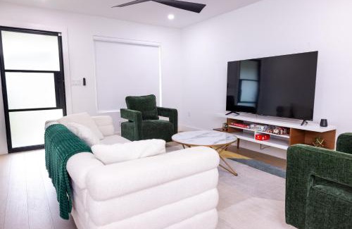 Windsor Park Casa | Luxe Retreat, Modern Gem with Private Backyard Oasis