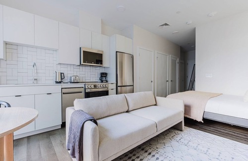 Revere Apartamento | Luxe Revere Studio w/ Lounge, Game Room, W/D, A/C, by Blueground