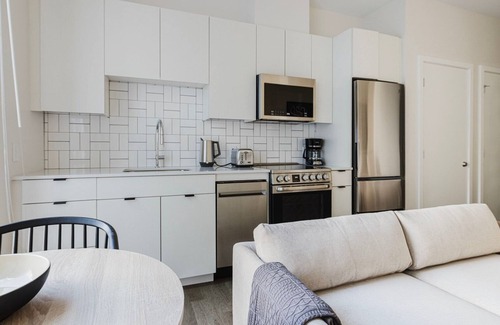 Revere Apartamento | Luxe Revere Studio w/ Lounge, Game Room, W/D, A/C, by Blueground