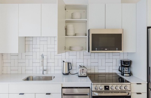Revere Apartamento | Luxe Revere Studio w/ Lounge, Game Room, W/D, A/C, by Blueground
