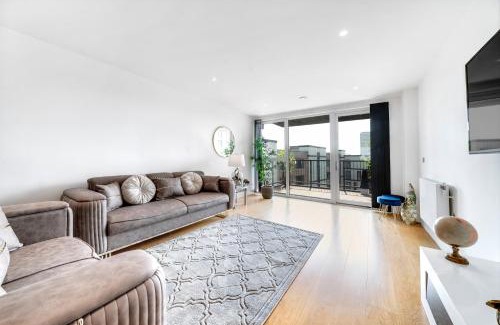 Evelyn Apartamento | Luxe Riverside 3 Bed, 2 Bath En-Suite, Balcony views with Great Transport Links in London - Perfect for long stays