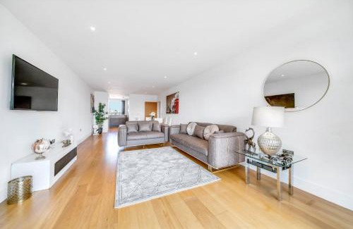 Evelyn Apartamento | Luxe Riverside 3 Bed, 2 Bath En-Suite, Balcony views with Great Transport Links in London - Perfect for long stays
