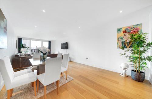 Evelyn Apartamento | Luxe Riverside 3 Bed, 2 Bath En-Suite, Balcony views with Great Transport Links in London - Perfect for long stays