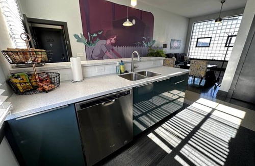 Roanoke Apartamento | Luxe rooftop retreat in downtown core