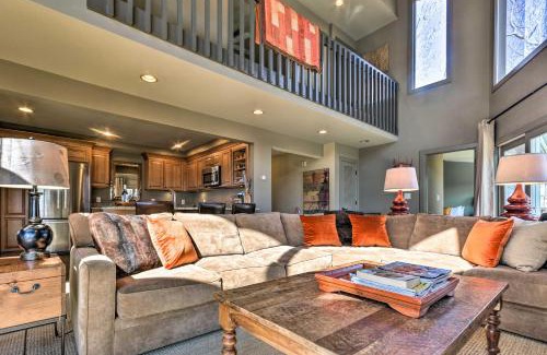 Lake Lure Casa | Luxe Rumbling Bald Home with Deck and Mountain View