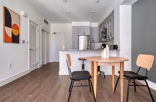 Central San Mateo Apartamento | Luxe San Mateo 1BR w/ Gym, Roof Deck & W/D, near Caltrain, by Blueground