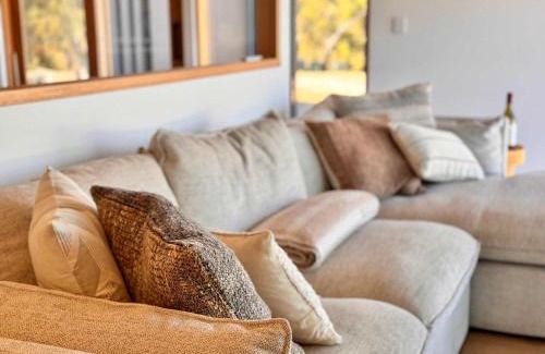Clarendon Apartamento | Luxe Scandinavian 2BR Retreat Near McLaren Vale