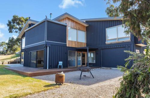 Clarendon Apartamento | Luxe Scandinavian 2BR Retreat Near McLaren Vale