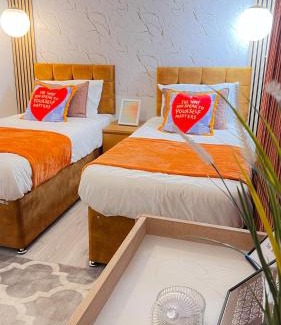 Basildon Casa | Luxe Smart Home - Basildon Serviced Accommodation - 7 Mins Walk To Basildon Town Centre, Hospital & Train Station