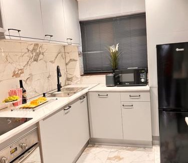 Basildon Casa | Luxe Smart Home - Basildon Serviced Accommodation - 7 Mins Walk To Basildon Town Centre, Hospital & Train Station