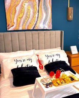 Basildon Casa | Luxe Smart Home - Basildon Serviced Accommodation - 7 Mins Walk To Basildon Town Centre, Hospital & Train Station
