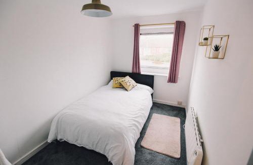 Luton Apartamento | Luxe Spacious & Central 2Bed Luton Apartment - Free Parking - Free Wi-Fi - Near LTN Airport & L&D Hospital