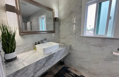 Los Angeles Casa | Luxe Stay Room with Private Bathroom 55
