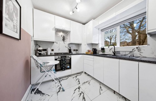 West Putney Casa | Luxe Stays - Sleeps 7 - Jacuzzi