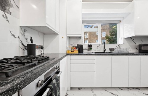 West Putney Casa | Luxe Stays - Sleeps 7 - Jacuzzi