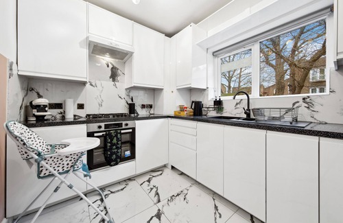 West Putney Casa | Luxe Stays - Sleeps 7 - Jacuzzi