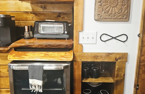 West Milton Casa | Luxe Studio Apartment in the Burbs w/wooded lot