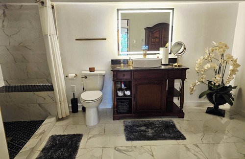 West Milton Casa | Luxe Studio Apartment in the Burbs w/wooded lot