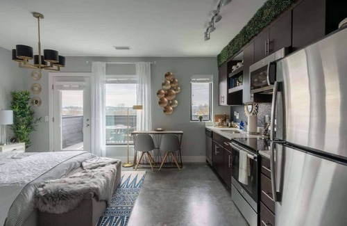 The Nations Apartamento | Luxe Studio with Private Deck in Nashville