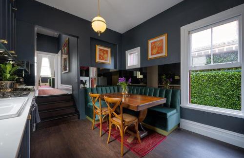 Carlton North Apartamento | Luxe Stylish Two Level Apartment I Rooftop Terrace