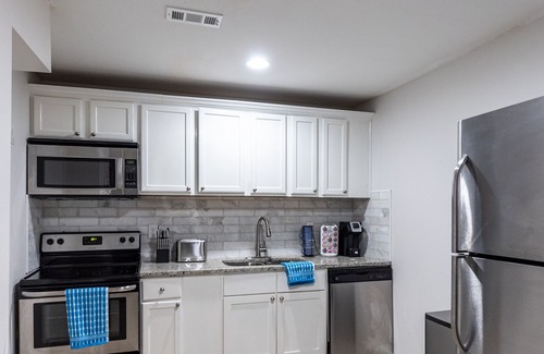 Dacula Casa | Luxe suite w/ a ★Full Kitchen★ Private Entrance ★Netflix ★W/D